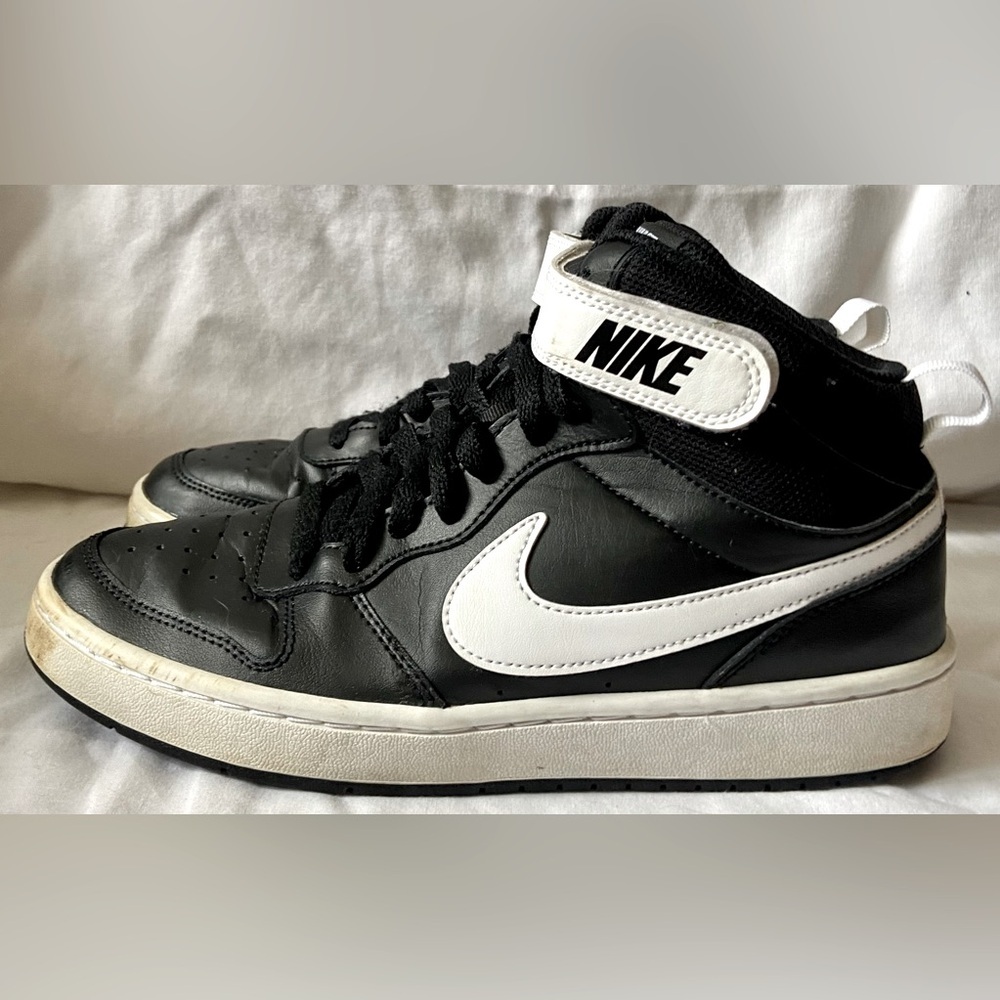 Nike Court borough Mid 2 Size 7Y. CD7782-010. EUC
